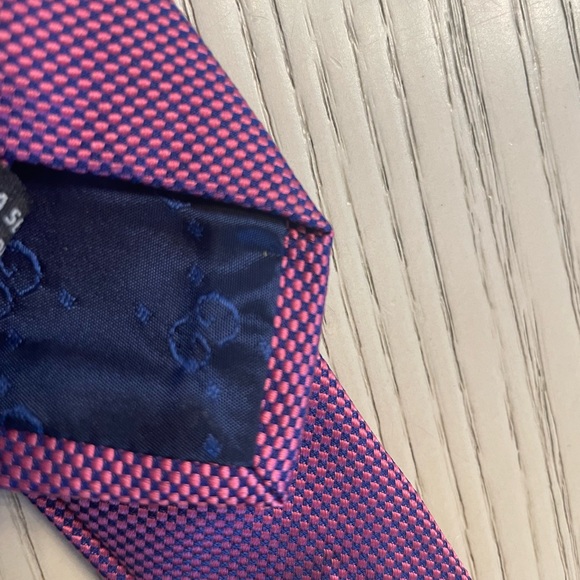 gorgeous authentic never used Gucci silk tie. - Picture 8 of 12